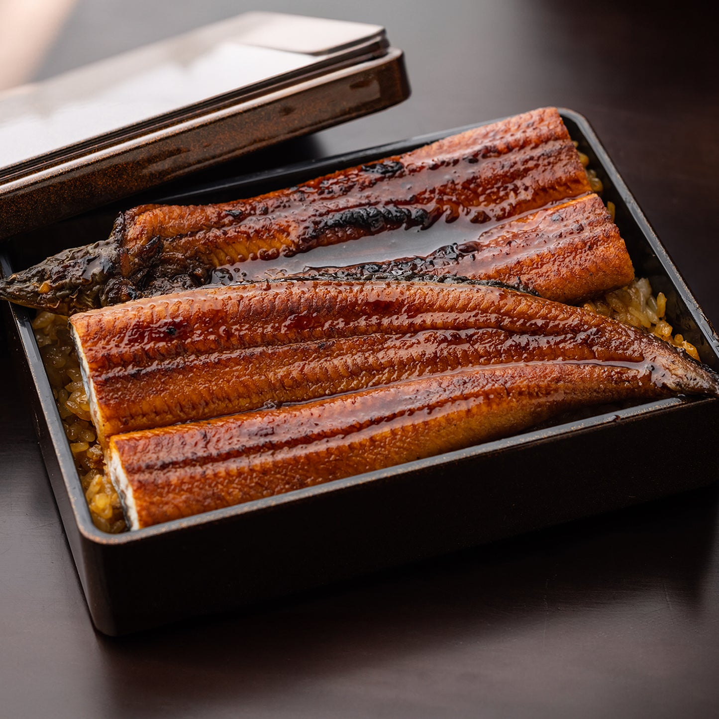 土佐黒潮水産による厳選された鰻、高知県産の鰻を使用した伝統的な蒲焼き、外は香ばしく中はふっくらとした食感が特徴